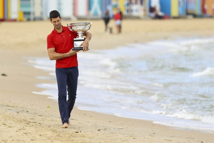 Novak Djokovic með bikarinn fyrir sigurinn á Opna ástralska risamótinu í tennis eftir að hann vann það á dögunum.