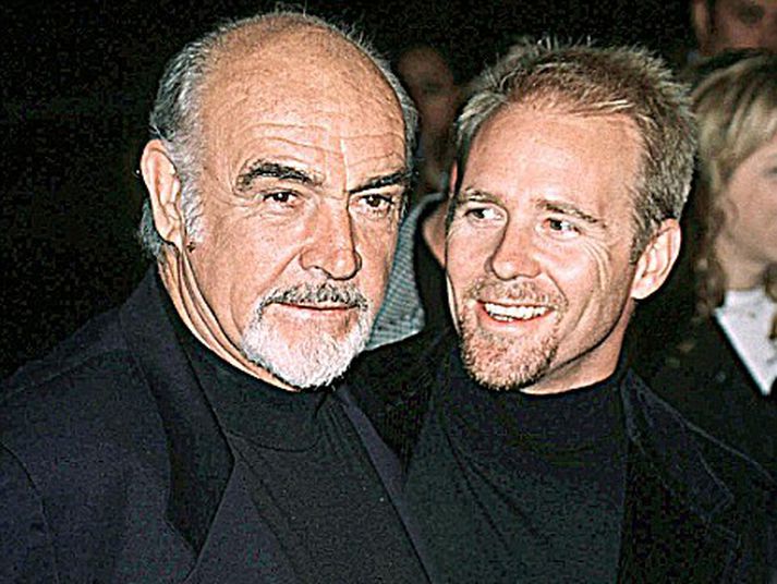 Leikarinn Sean Connery sem ólst sjálfur upp við mikla fátækt ásamt einkasyni sínum, Jason, 45 ára.