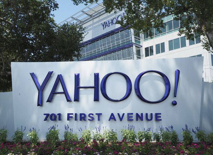Leitarvél Yahoo, vefgátt fyrirtækisins, tölvupóstaþjónusta og fréttaveita mun ganga inn í AOL-þjónustuna sem er í eigu Verizon.