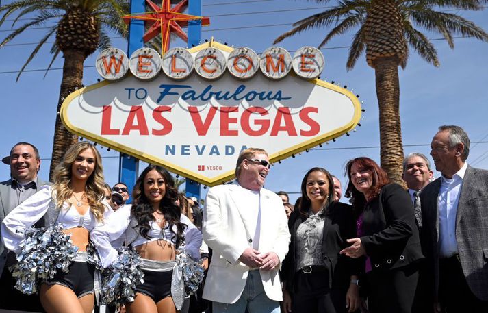 Mark Davis, eigandi Raiders, tekur á móti NFL-samfélaginu í Las Vegas í dag.