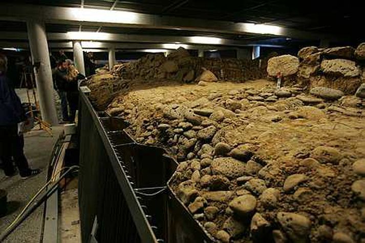 Landnámsskálinn í Aðalstræti sem eignaður hefur verið Ingólfi Arnarsyni.