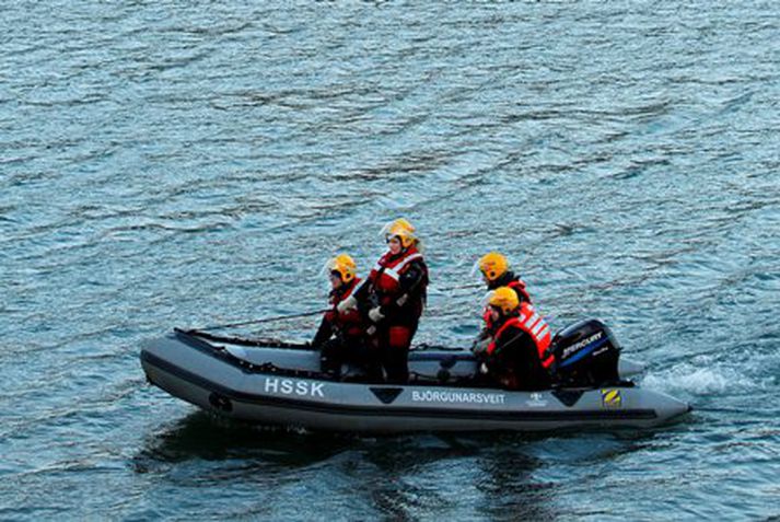 Slöngubátar frá björgunarsveitinni Þorbirni eru við hreinsunarstörf á sjó og hirða upp það sem hefur flotið upp úr sokknu trillunni. Myndin er úr safni.