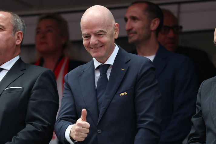 Gianni Infantino reynir að halda starfi sínu sem forseti FIFA og fer ýmsar leiðir í þeirri baráttu.