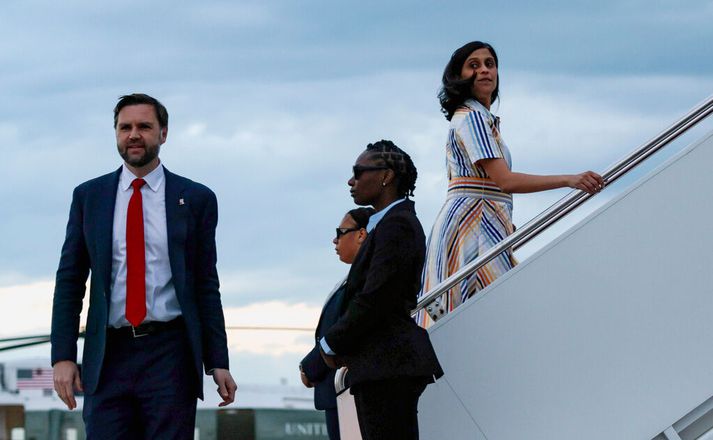 Varaforsetinn JD Vance og eiginkona hans Usha eru lögð af stað í opinbera heimsókn til Ungverjalands.