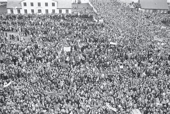 Kvennafrídagurinn 24. október 1975 er líklega fjölmennustu mótmæli Íslandssögunnar. Launamunur kynjanna hefur enn ekki verið jafnaður þótt dregið hafi saman á undanförnum árum.