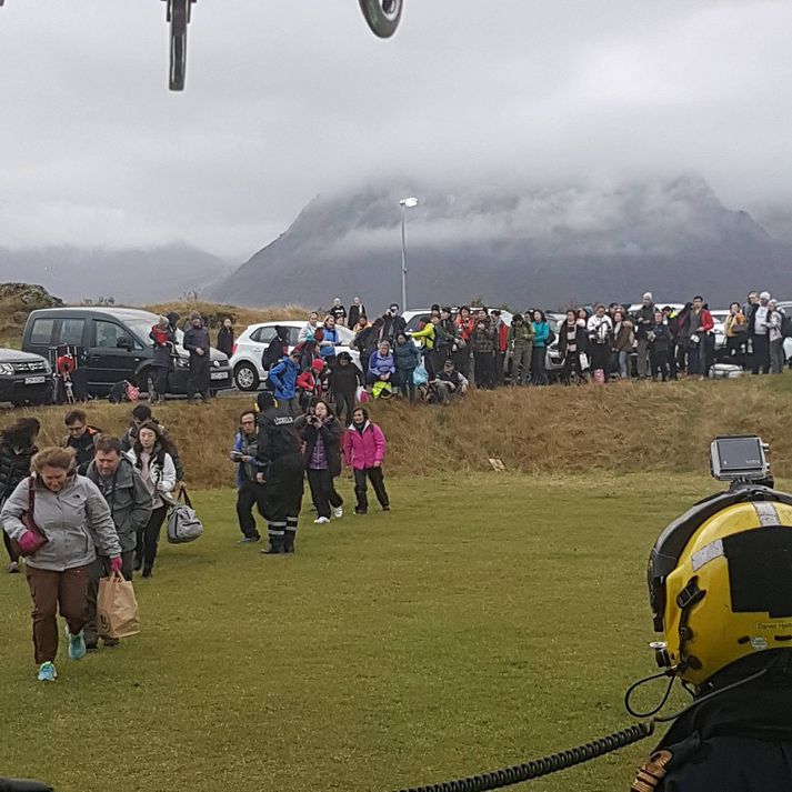 Um sjötíu manns voru ferjaðir yfir Steinavötn í dag með þyrlu Landhelgisgæslunnar.