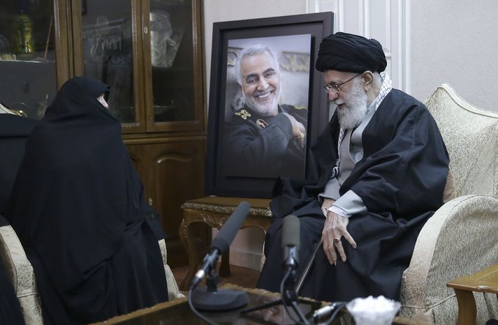 Ayatollah Ali Khamenei hitti fjölskyldu Soleimani.