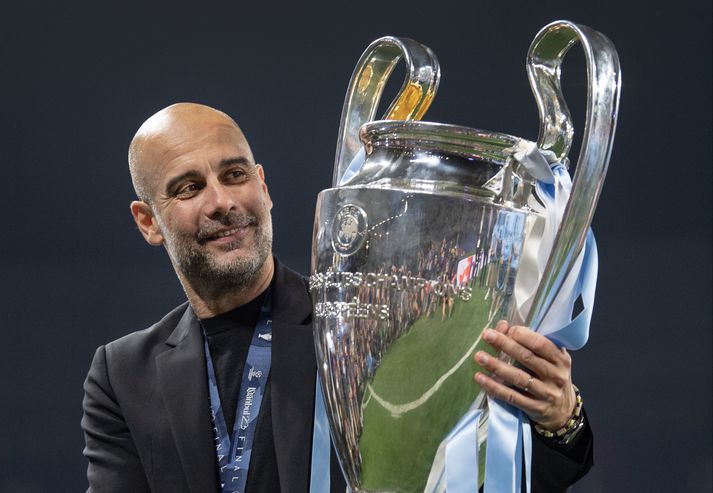 Pep Guardiola með Meistaradeildarbikarinn sem Manchester City vann í fyrsta sinn síðasta vor.