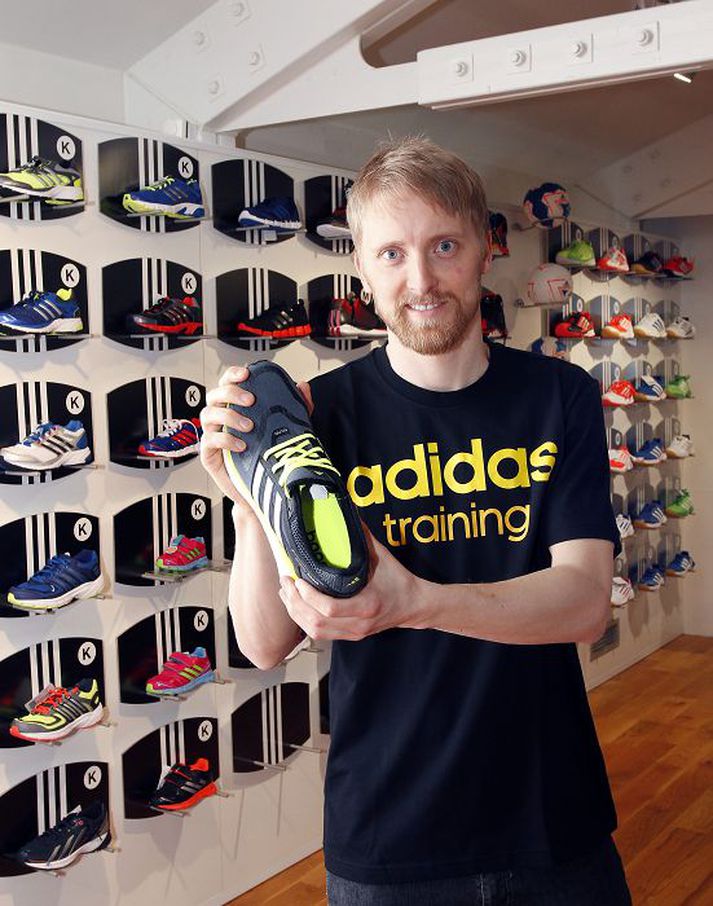 Bjarki Magnúsarson, markaðsstjóri adidas, með hinn nýja og byltingarkennda skó adidas Energy Boost. Mynd/gva