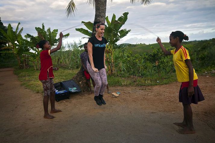 Katy Perry heimsótti þorp í Madagaskar og brá sér á leik með börnum.