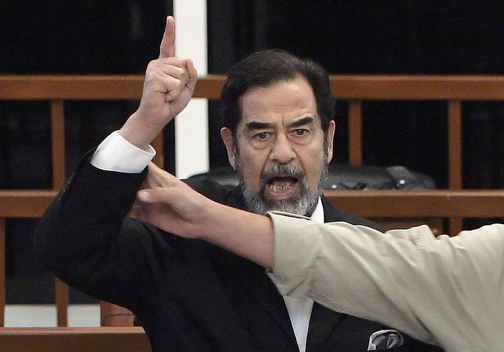 Saddam Hussein var að lokum dæmdur og hengdur. Mörg ríki neituðu að taka þátt í innrásinni en Ísland var meðal hinna viljugu þjóða sem fylktu sér að baki Bandaríkjamönnum.