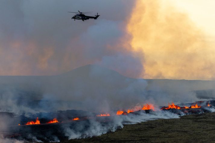Mikil reykmengun er við gosstöðvarnar við Litla-Hrút. Þær verða lokaðar áfram í dag.
