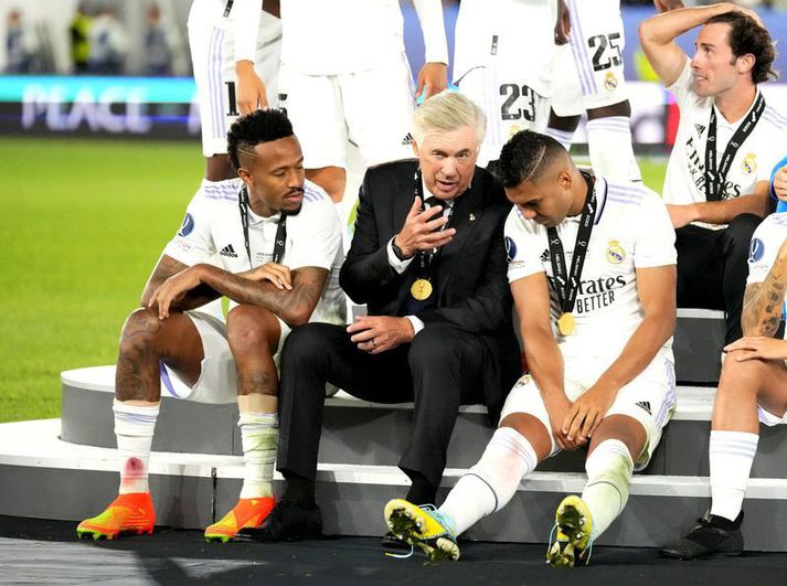 Casemiro ræðir við Carlo Ancelotti eftir sigur Real Madrid í Ofurbikar Evrópu á dögunum.