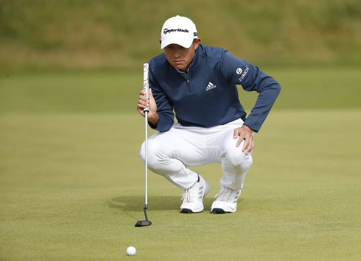 Collin Morikawa veltir fyrir sér pútti á Opna breska í dag þar sem hann lék stórkostlegt golf.