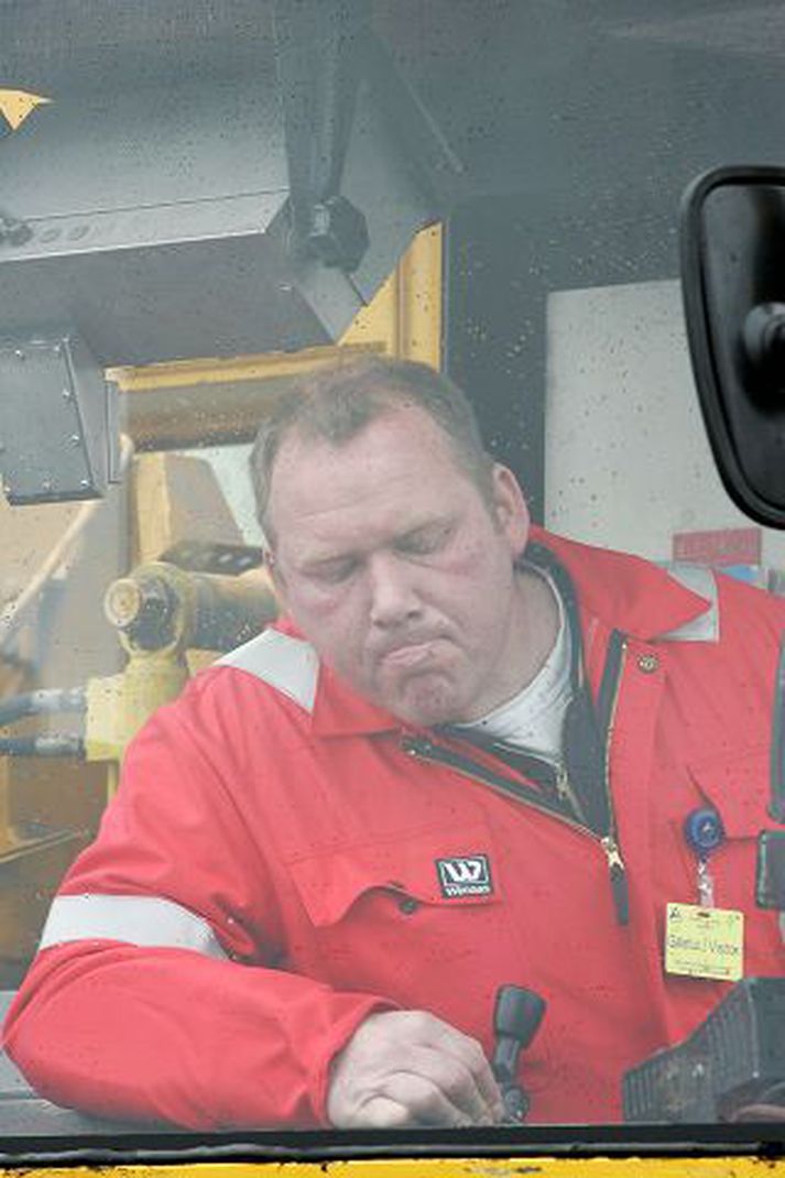 Skínandi einbeiting Einbeitingin leyndi sér ekki hjá þáttakendum en þessi norski keppandi er að stýra áltökubíl sem sýgur ál úr kerkjum og flytur það til steypuskálans.