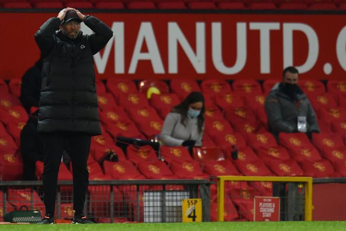 Jürgen Klopp heldur um höfuð sitt á hliðarlínunni í leik Manchester United and Liverpool á Old Trafford í gær.