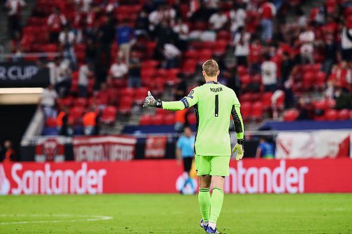 Manuel Neuer stóð vaktina í kvöld. Í bakgrunn má sjá áhorfendur.