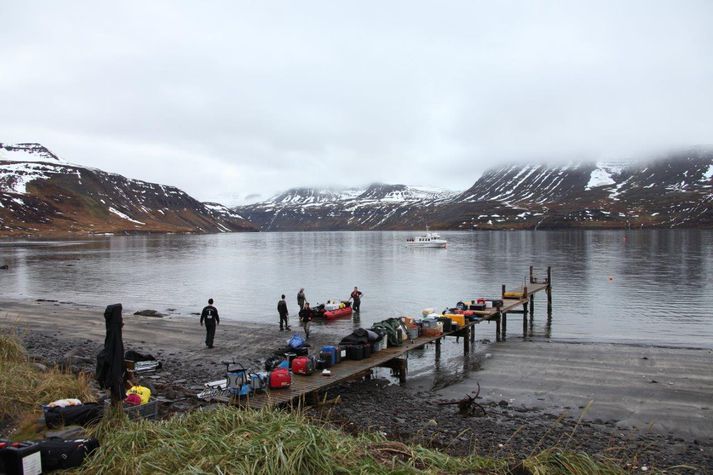 Tökulið kvikmyndarinnar Ég man þig að koma búnaði í land á Hesteyri.