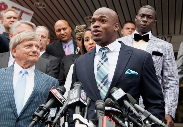 Adrian Peterson ræðir við fréttamenn eftir að dómsmáli hans lauk í haust.