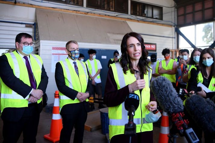 Jacinda Ardern, forsætisráðherra Nýja-Sjálands, hefur nú framlengt samkomutakmarkanir í landinu fram í miðjan september.