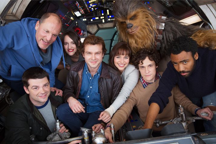 Leikaralið myndarinnar um Han Solo með fv. leikstjórunum, frá vinstri: Woody Harrelson, Chris Miller, Phoebe Waller-Bridge, Alden Ehrenreich, Emilia Clarke, Joonas Suotamo, Phil Lord og Donald Glover.