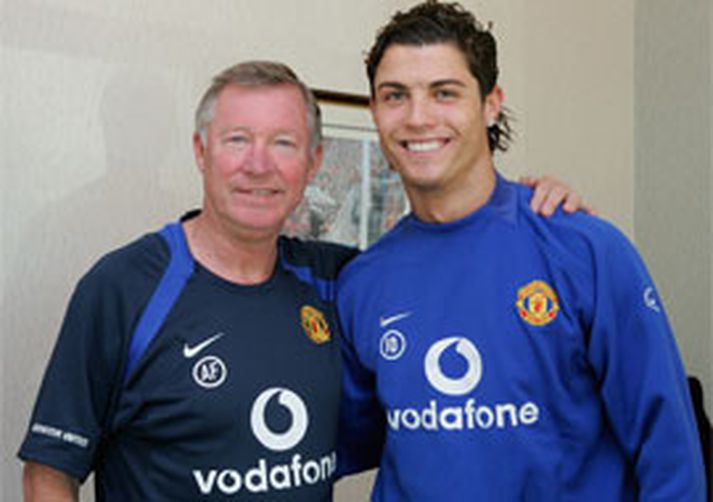 Það fór vel á með þeim Alex Ferguson og Cristiano Ronaldo í dag, þegar sá fyrrnefndi undirritaði samning sinn