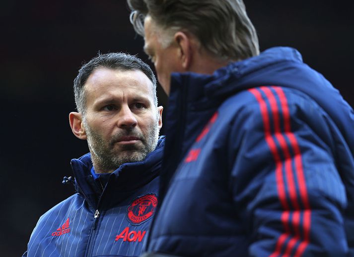 Ryan Giggs ræðir við Louis van Gaal.