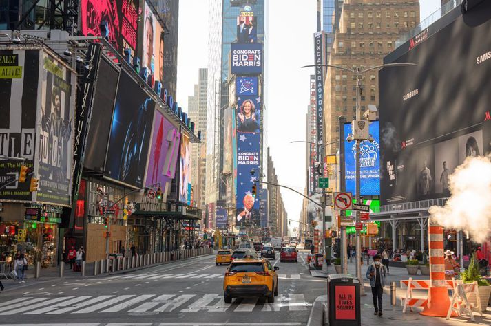 Myndin er tekin á Times Square í New York fyrir nokkrum dögum en torgið iðar vanalega iðar af lífi en nú er enda einn helsti ferðamannastaður borgarinnar.