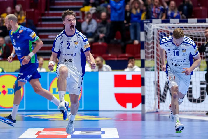 Óðinn Þór Ríkharðsson er í góðum tengslum við stuðningsmennina og sýnir tilfinningar inni á vellinum.