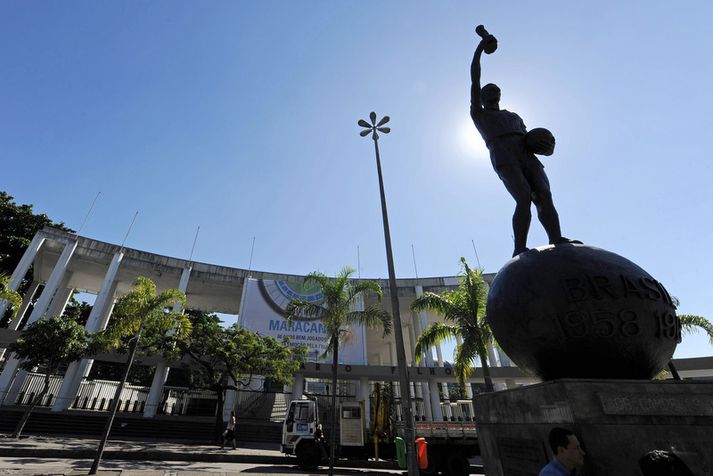 Styttan af Hilderaldo Bellini fyrir utan Maracana-leikvanginn.