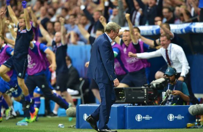 Roy Hodgson miður sín á meðan íslenski hópurinn fagnaði í Nice árið 2016.