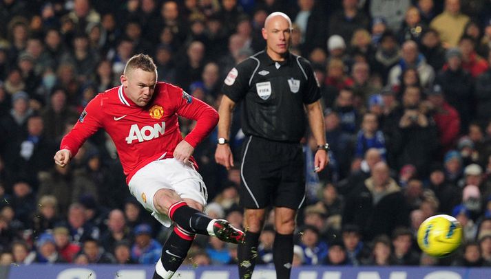 Rooney skorar hér úr annari vítaspyrnunni í leiknum.
