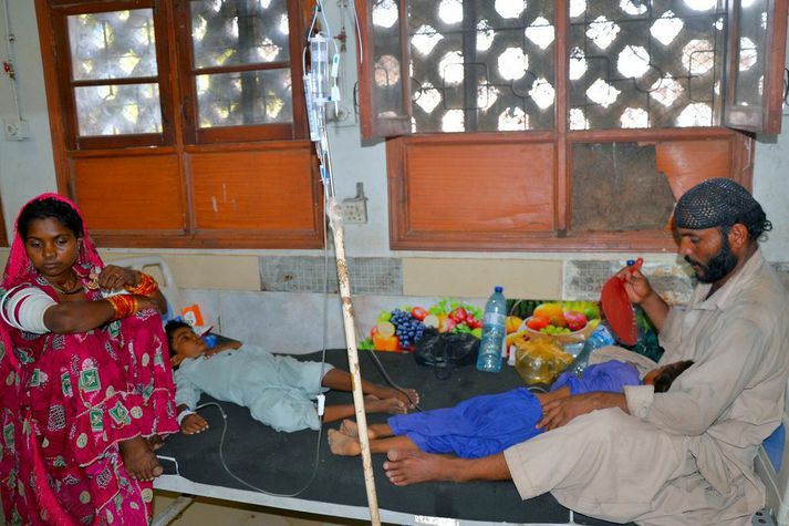 Börn með maga- og garnabólgu af völdum hita fá meðferð á sjúkrahúsi í Hyderabad í Pakistan í hitabylgjunni sem hefur geisað þar síðasta mánuðinn. Hundruð manna hafa fengið hitaslag í mollunni þar.