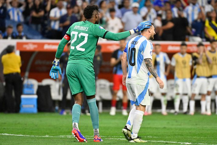 Alexander Dominguez, markvörður Ekvador, huggar Lionel Messi eftir að Messi klúðraði vítinu.
