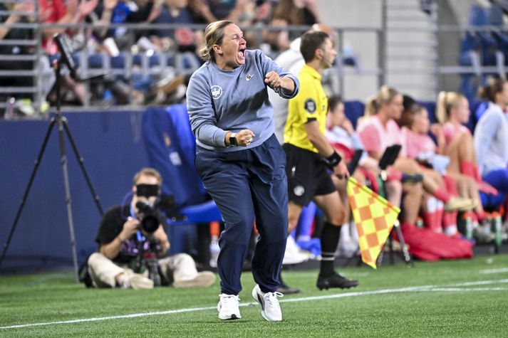 Laura Harvey er þjálfari Seattle Reign og hér er mikið í gangi hjá henni á hliðarlínunni.