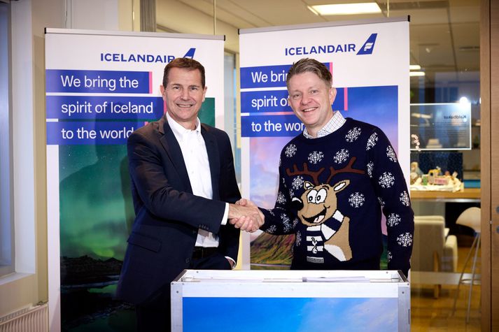 Jonathan Stent Torriani, annar forstjóri Newrest, og Bogi Nils Bogason, forstjóri Icelandair, innsigla samninginn með handabandi. 