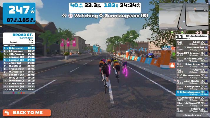 Skjáskot frá mótinu. Í Zwift geta leikmenn skreytt hjólin sín á alla vegu og má sjá glitta í skæra, bleika skreytingu sem gæti þótt sjaldséð á mótum í raunheimum.