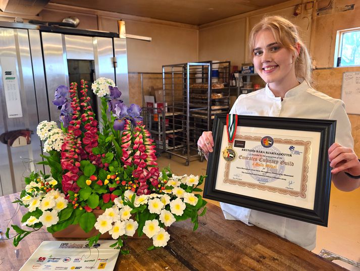 Bryndís Bára Bjarnadóttir, bakari hjá GK bakaríi á Selfossi og gullverðlaunahafi með meiru við skreytinguna sína og verðlaunin.