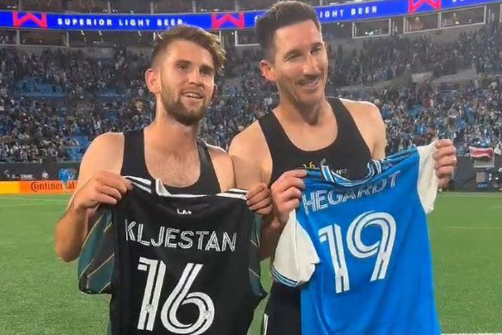 Sacha Kljestan og Chris Hegardt sjást hér eftir að þeir skiptust á treyjum í leikslok.