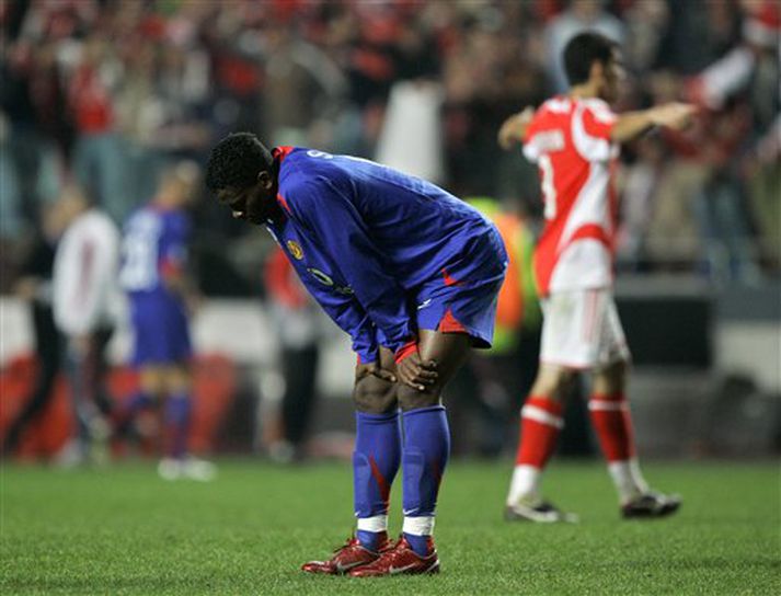 Louis Saha, leikmaður Man. Utd, niðurlútur eftir að flautað var til leiksloka í leiknum í kvöld.