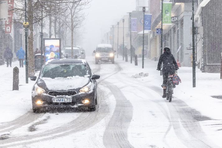 Vetur í miðbæ Reykjavíkur: Er veðrið að hafa áhrif á vinnugleðina þína? Hvernig? Rannsóknir hafa sýnt að við erum oft duglegri við vinnu þegar veður er vont. En erum annars hugar þegar sólin skín á góðum sumardögum. Og að í sól geta fjárfestar jafnvel verið áhættusæknari en þegar veðrið er leiðinlegt.