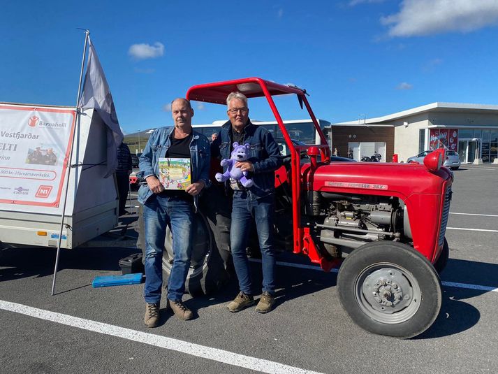 Grétar Gústavsson og Karl Friðriksson, eru að keyra Vestfjarðaleiðina (#theWestfjordsway), hringvegin (950 km) frá Dölum í kringum Vestfjarðakjálkann á Massey Ferguson traktorum. Viðburðinum er gert að vekja athygli og safna styrkjum fyrir Vináttu sem er forvarnarverkefni Barnaheilla gegn einelti.