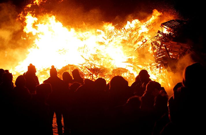 Í tilkynningu frá Akureyrarbæ segir að kveikt verði í brennunni klukkan 20.30 en flugeldasýningin hefst klukkan 21.