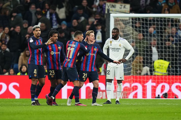 Ronald Araújo og Jules Koundé (lengst til vinstri) héldu sóknarmönnum Real Madrid í skefjum.