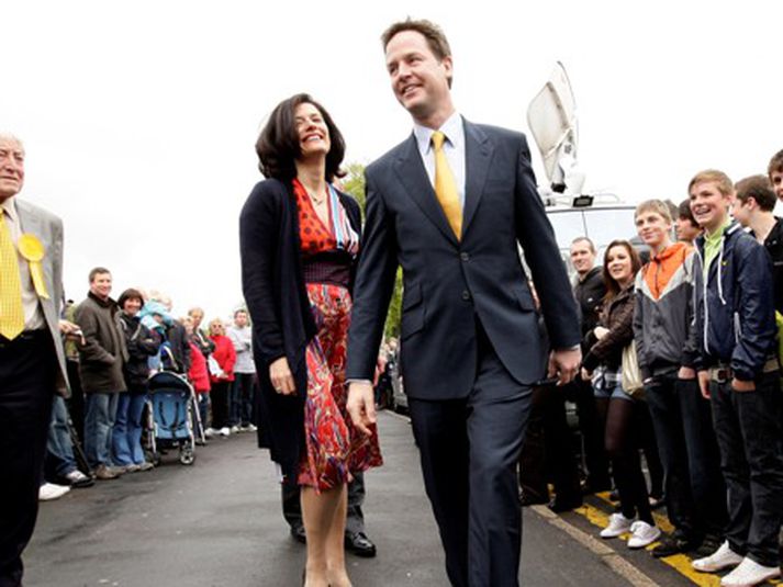 Nick Clegg sést hér með eiginkonu sinni í kosningabaráttunni.