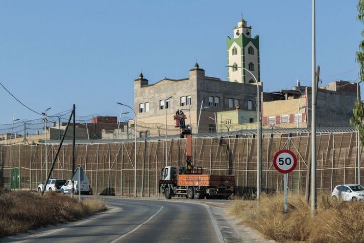 Verkamenn vinna við að styrkja landamæragirðingu á milli spænsku borgarinnar Ceuta og Marokkó.