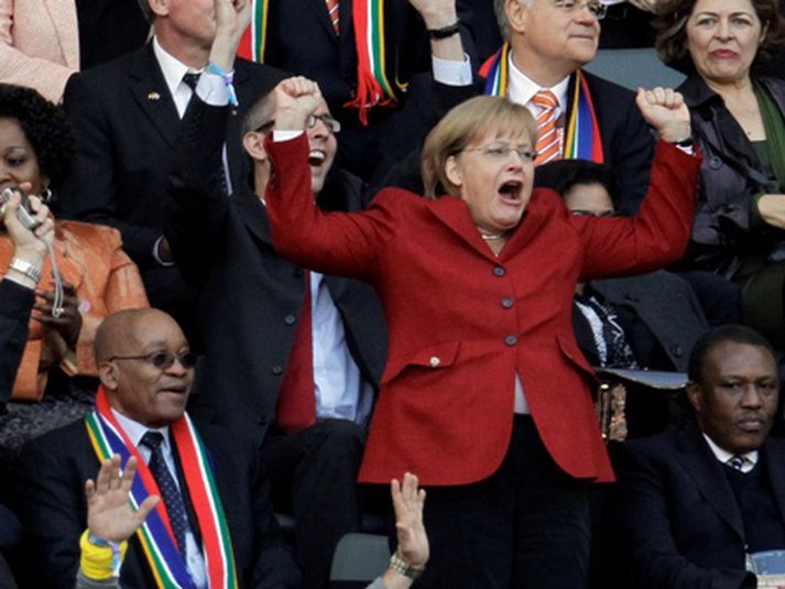 Merkel fagnar marki Þjóðverja en leikurinn fer fram á Green Point leikvangnum í Höfðaborg.
