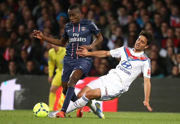 Grenier tæklar Blaise Matuidi í viðureign Lyon og PSG í maí.