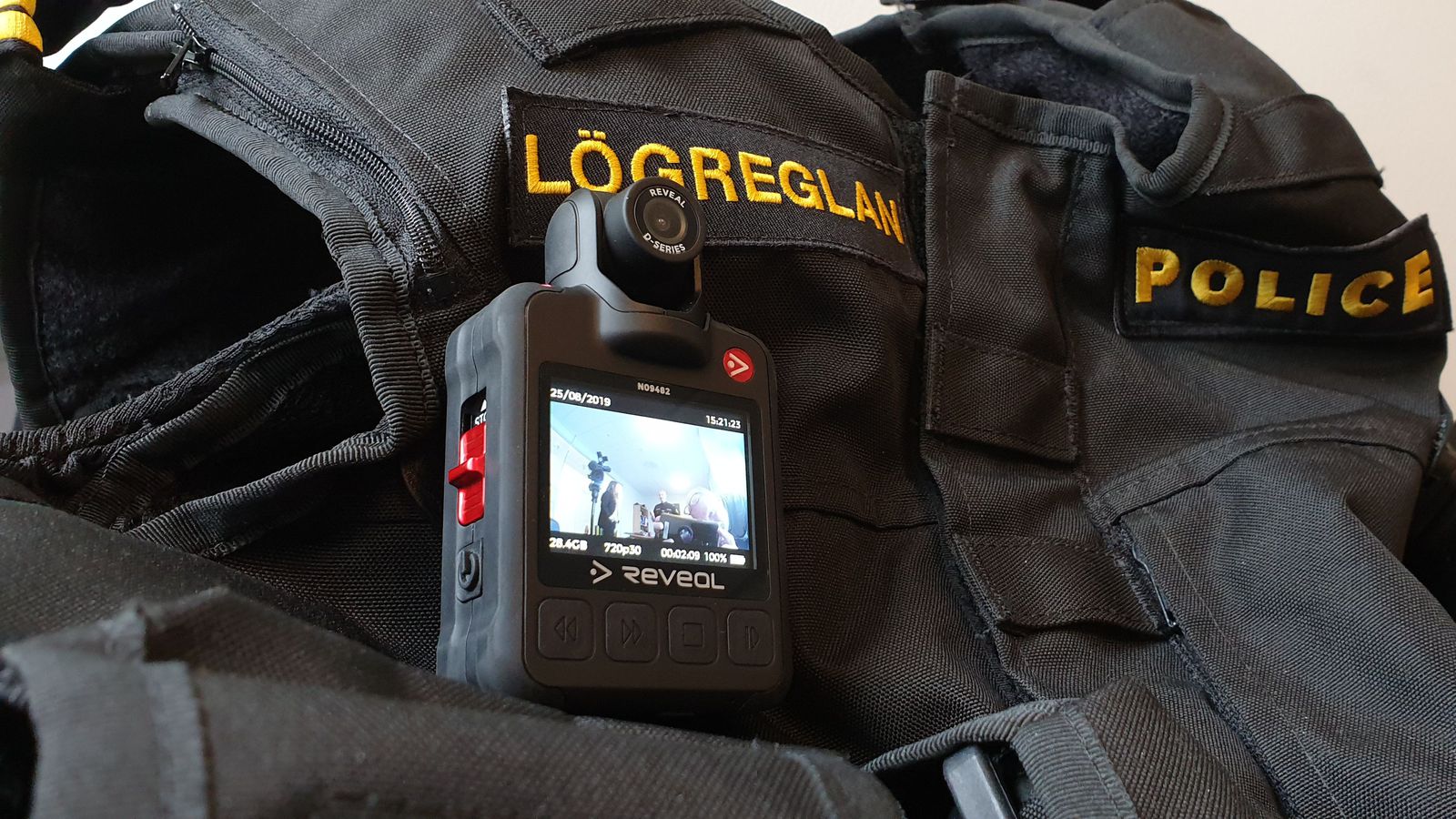 Lögreglan hefur tekið í notkun tugi búkmyndavéla: „Lögreglumenn geta ...