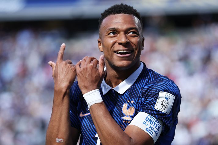 Kylian Mbappe fagnar öðru marka sinna á móti Senegal í fyrsta leik HM.